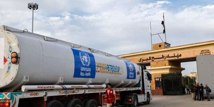 משאית דלק של אונר השגריר שלנו בגבול איראן לא מפחד להגיד את האמת