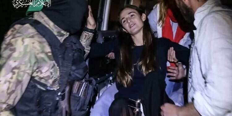 חטופים ישראלים עולים לכלי רכב של הצלב האדום וסביבם אנשים חמאס. צילום: AFP "כדי שייראו מאושרים": חמאס נתנו כדורי הרגעה לחטופים ששוחררו