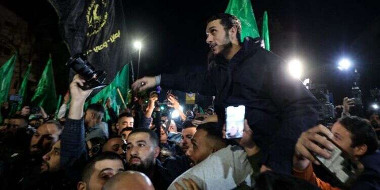 מחבלים ששוחררו בעסקת החטופים עם חמאס מתקבלים בחגיגות ברמאללה. צילום: AFP מסתמן: מחבלים קטינים ששוחררו לבקשת חמאס יחזרו למערכת החינוך הישראלית