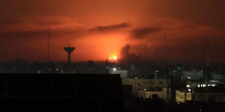 תקיפה ברצועה, במבט מרפיח. צילום: AFP תקיפה ברצועה, במבט מרפיח. צילום: AFP