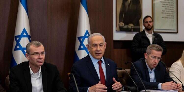 זקוק לזמן ולשקמה ברסלר. נתניהו בישיבת הממשלה, השבוע. צילום: איי.אף.פי מכונת הזמן של נתניהו: אוסלו