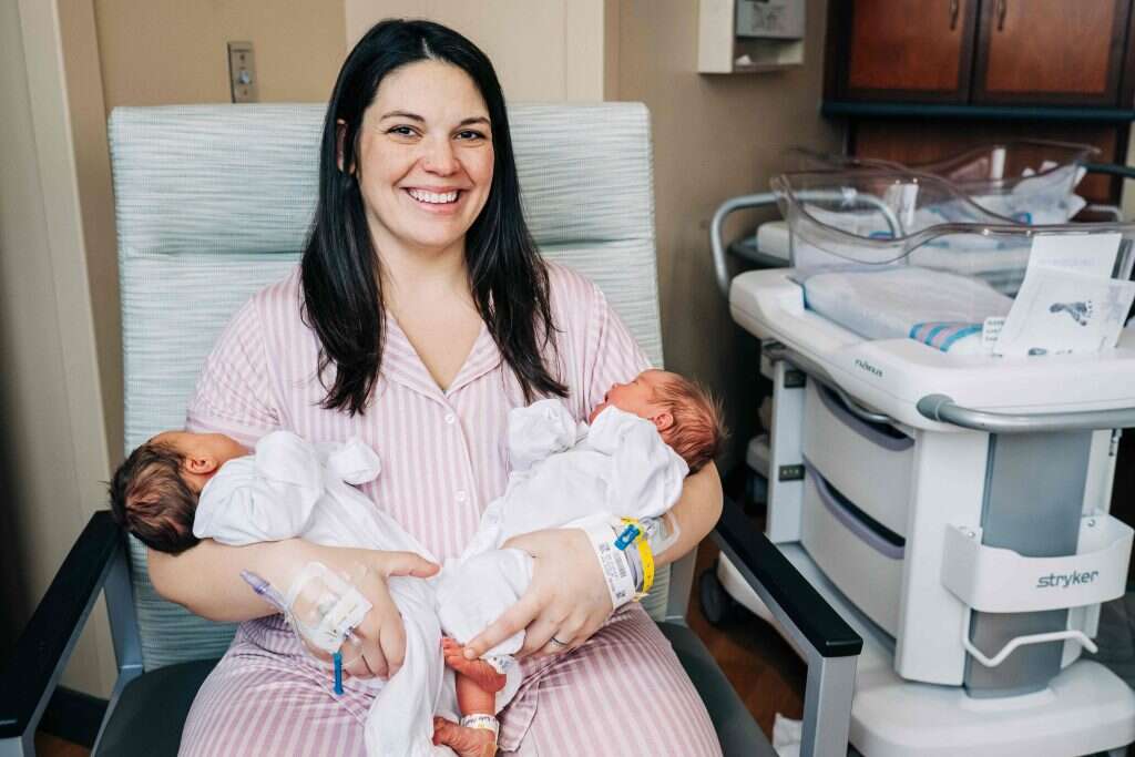 קלסי הצ'ר, אמא עם שני רחמים, מחזיקה את התאומות שלה