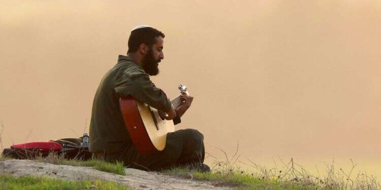 חייל על גבול הרצועה. צילום: איי.אף.פי שבט, אחים: היוצאים לקרב ממחישים את המחויבות הכלל ישראלית