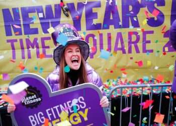 אישה משתתפת בחזרות לקראת חגיגות השנה החדשה 2024 בכיכר טיימס בניו-יורק