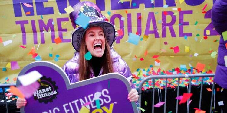 חזרות לקראת חגיגות השנה החדשה 2024 בכיכר טיימס בניו-יורק. צילום: AFP אישה משתתפת בחזרות לקראת חגיגות השנה החדשה 2024 בכיכר טיימס בניו-יורק