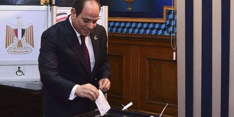 א־סיסי מצביע, השבוע. צילום: איי.פי א־סיסי ניצח בבחירות – אך עומדים בפניו אתגרים לא פשוטים