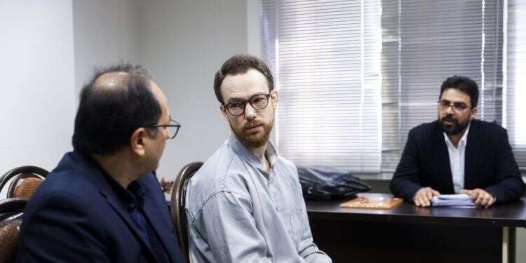 יוהאן פלודרוס בבית המשפט בטהרן, אתמול. צילום: Amir Abbas Ghasemi/Mizan News Agency via AP אחרי 600 יום בכלא: איראן מאשימה דיפלומט שוודי בריגול למען ישראל