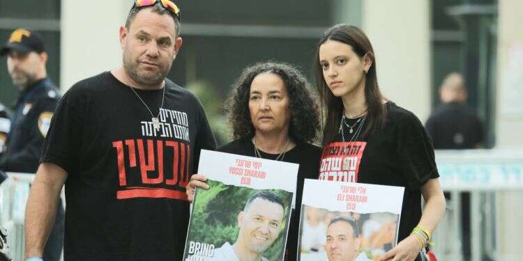 "ע-כ-ש-י-ו": באנגלית זה נשמע יותר טוב