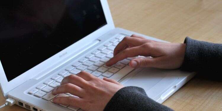 מחשב נייד. צילום: סופי גורדון, פלאש 90 מחשב נייד