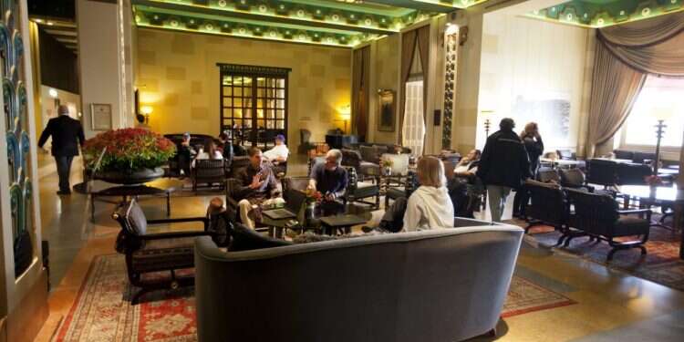 לובי בית מלון בירושלים. צילום משה שי, פלאש 90 היא הייתה בעיניו חיננית ונאה, אבל אחרי הפגישה צבי לא ידע מה לעשות