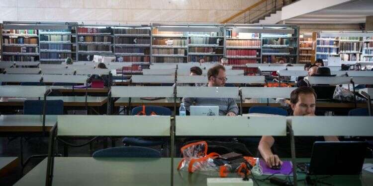 הספרייה הלאומית. צילום: הדס פרוש/פלאש90 דבר אחד מושך עשרות בחורי ישיבה חרדים לספרייה הלאומית