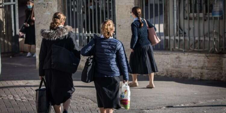 תלמידות חרדיות בירושלים. צילום: יונתן זינדל, פלאש 90 כדי להוציא עוד כסף מהמדינה הח"כים החרדים מוכנים להיות פמיניסטים