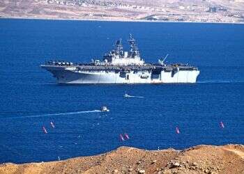 ספינה אמריקנית במפרץ אילת. צילום: פלאש 90 טיל נורה לעבר אילת ויורט על ידי ה"חץ"