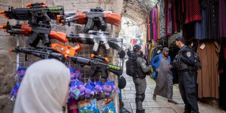 שוטרים בכניסה למסגד אל אקצא, ברובע המוסלמי שבעיר העתיקה בירושלים. צילום יונתן זינדל, פלאש90 קטינים ערבים שירו זיקוק על בית משפחה יהודית חויבו בתשלום פיצוי גבוה