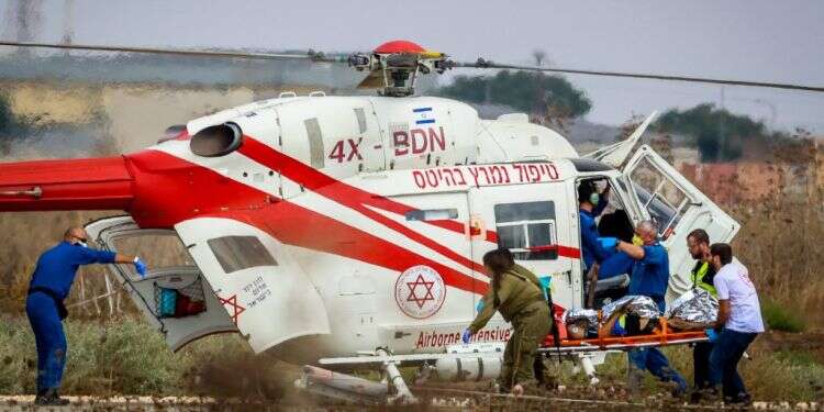 מסוק מד "לא הפסקתי לחשוב עליכם": השוטרים שנפצעו בטבח פגשו את מי שהצילו את חייהם