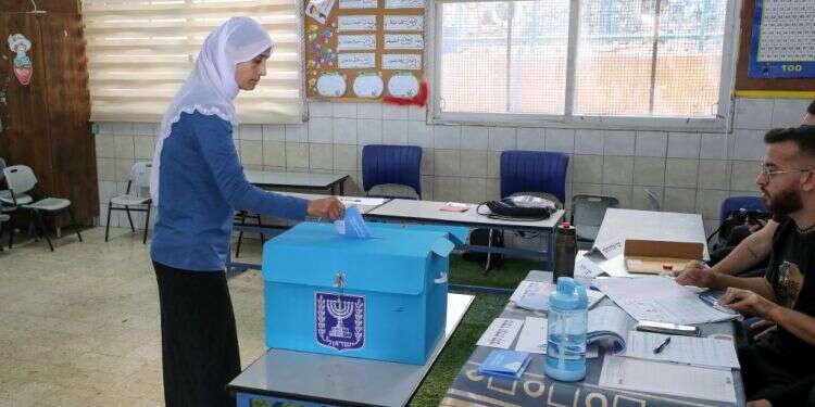 ערבים ישראלים מצביעים בקלפי במע'אר. צילום: ג'מאל עוואד, פלאש90 סקר: 56% מהציבור הערבי-הישראלי אינו מזדהה עם מעשי הטבח