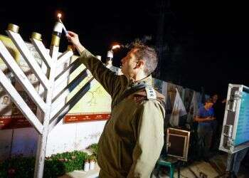 איפה חיילים מדליקים נרות והאם בכלל חייבים: הלכות חנוכה במלחמה