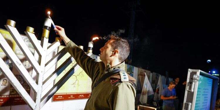 איפה חיילים מדליקים נרות והאם בכלל חייבים: הלכות חנוכה במלחמה