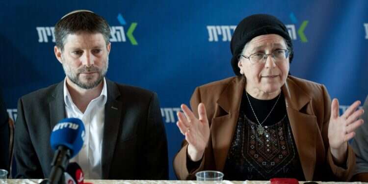 בצלאל סמוטריץ' ואורית סטרוק בישיבת סיעה בגבעת הראל. צילום: שריה דיאמנט, פלאש90 מאחורי הוקעת ה"כספים הקואליציוניים": שנאת מתנחלים