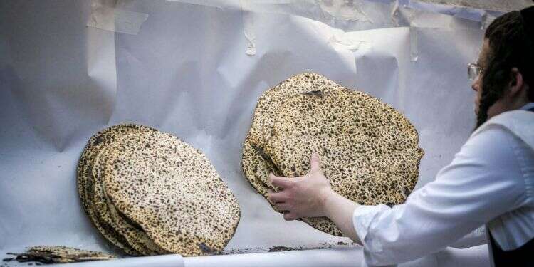 הכנת מצות לפסח במאפייה במאה שערים בירושלים. צילום: אריה לייב אברמס, פלאש 90 ניו יורק: אדם שדד 94 אלף דולר ממפעל מצות – ונידון למאסר