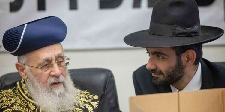 מלכיאלי עם הרב יצחק יוסף. צילום: יונתן זינדל, פלאש 90 "הרב יוסף אמר לנו: אל תקברו אם אין 100 אחוז ודאות"