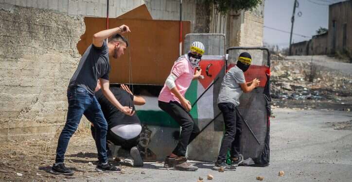 יידוי אבנים אילוסטרציה. צילום: נאסר אישטח, פלאש 90  בית המשפט המחוזי גזר עונשים קלים על מתפרעי "שומר החומות"