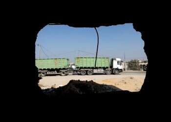 משאיות סיוע הומניטרי במעבר כרם שלום. צילום יוסף מוחמד, פלאש90 "הם לוקחים את הסיוע": חמאס מאבד שליטה, והעזתים פותחים את הפה