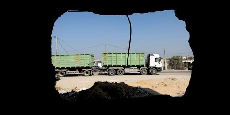 משאיות סיוע הומניטרי במעבר כרם שלום. צילום יוסף מוחמד, פלאש90 "הם לוקחים את הסיוע": חמאס מאבד שליטה, והעזתים פותחים את הפה