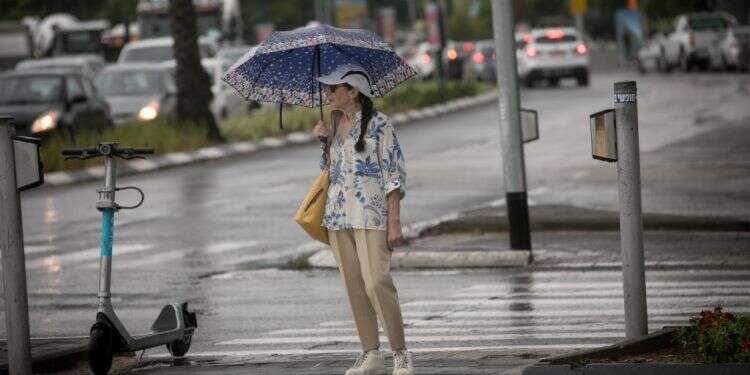 גשם בתל אביב. צילום: מרים אלסטר, פלאש 90 טמפרטורות גבוהות וגשם מקומי: תחזית מזג האוויר