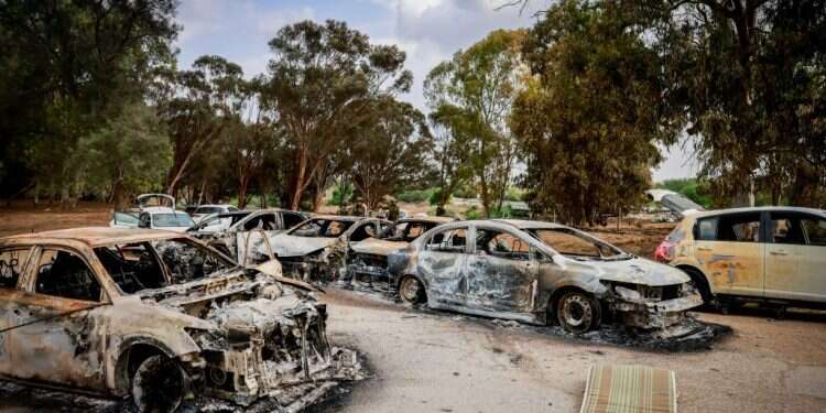 רכבים שרופים במתחם המסיבה ברעים. צילום: חיים גולדברג, פלאש 90 מפקדת המחנה לזיהוי החללים חוזרת לשבוע הקשה מכל