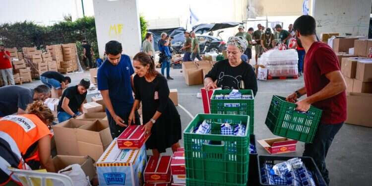מתנדבים אורזים ציוד ומזון לחיילים ולמפונים. צילום: חיים גולדברג, פלאש