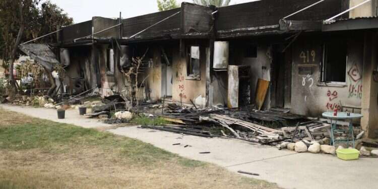 בית בקיבוץ כפר עזה אחרי השביעי באוקטובר. צילום: גילי יערי, פלאש 90 ללא היתר: אושרה בנייה מהירה של מתחמי דיור למפוני העוטף