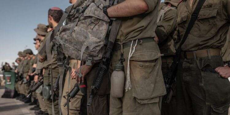 חיילים בבסיס צבאי בדרום. צילום: חן שימל, פלאש 90 השיבוט המסוכן במערכת הביטחון