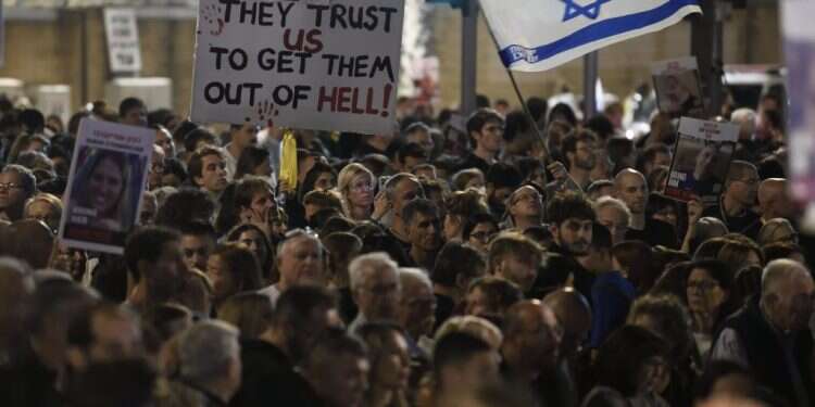 הפגנה למען שחרור החטופים בתל אביב. צילום: גיל יערי, פלאש 90 אמו של אחד החטופים: "סתמו לי את הפה רק כי רציתי להביע תמיכה בקבינט"