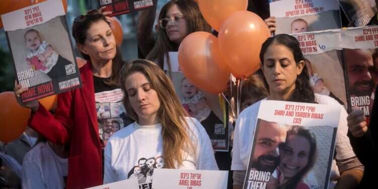 עצרת לשחרור משפחת ביבס בתל אביב ב-28.11.23. צילום: מרים אלסטר, פלאש 90 ארונה של שירי ביבס הושב: סיפורה של המשפחה שהפכה לסמל