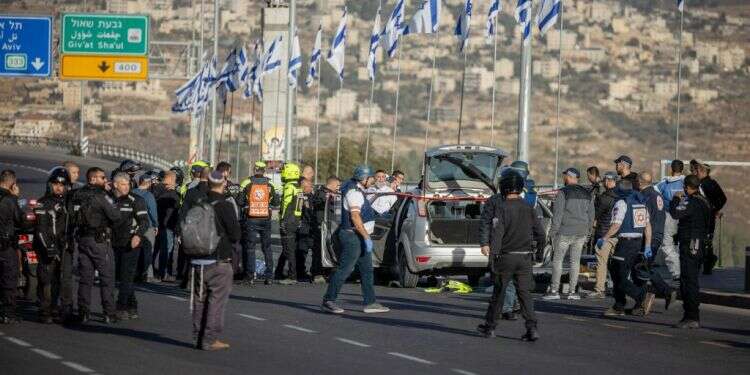 זירת הפיגוע בכניסה לירושלים. צילום: חיים גולדברג, פלאש 90 עורכי דינו של החייל שירה ביובל קסטלמן: "היה משוכנע שהוא יורה במחבל"