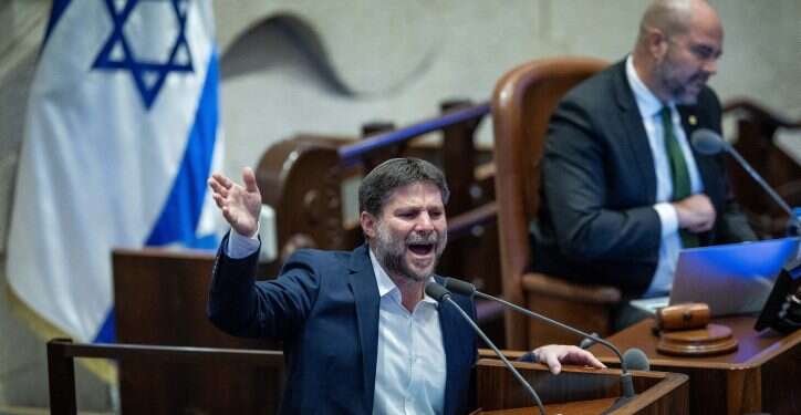 שר האוצר בצלאל סמוטריץ'. צילום: יונתן זינדל, פלאש 90  "אנשים קטנים ומסכסכים": חוק הפחתחת הגירעון עבר בקריאה ראשונה