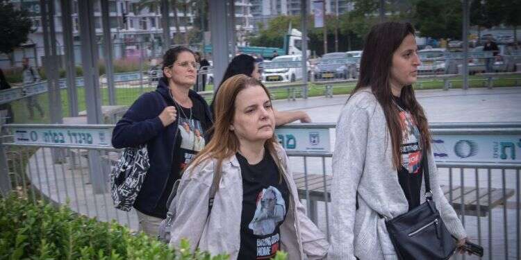 משפחות החטופים עם כניסתם לפגישה עם הקבינט, אתמול. צילום: אבשלום ששוני - פלאש 90