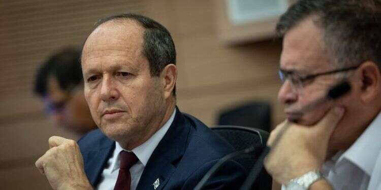 שר הכלכלה ניר ברקת. צילום: יונתן זינדל, פלאש 90 "אתם חיים את ה-6.10": הקבינט החברתי הצביע נגד הכנסת פועלים פלסטינים