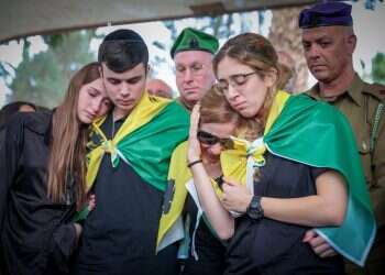 משפחה וחברים בהלווייתו של סמ הכומתה החומה: חטיבה לא נורמלית