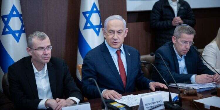 ראש הממשלה נתניהו ושר המשפטים יריב לוין בישיבת ממשלה. צילום: יונתן זינדל, פלאש 90 ראשי הרשויות בדרום לנתניהו: לא נחזור עד שחמאס יחוסל לגמרי