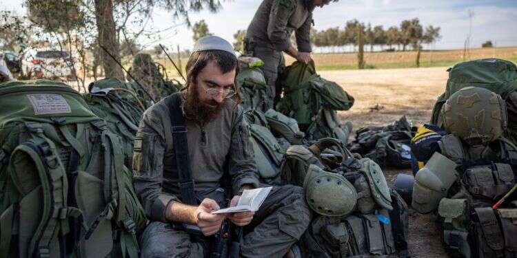 חיילים לפני כניסה ללחימה ברצועת עזה. צילום: יונתן זינדל, פלאש 90 בין מספרי הנופלים לשליחותה של הציונות הדתית