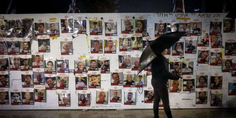 כיכר החטופים בתל אביב ביום גשום. צילום: מרים אלסטר, פלאש 90 עלייה בטמפרטורות וטיפטופים: תחזית מזג האוויר