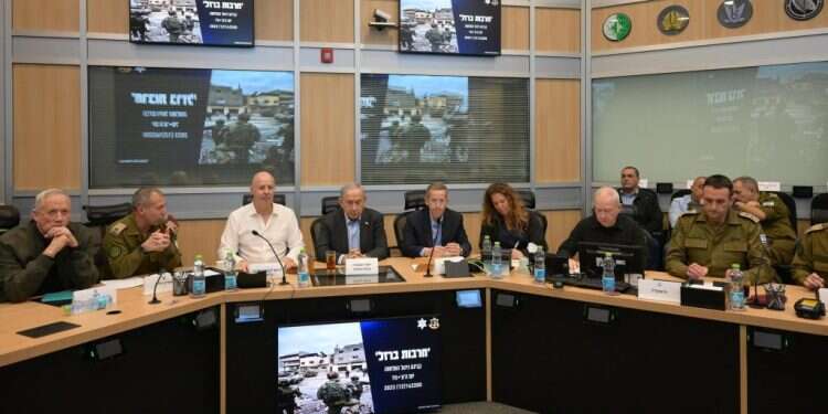 נתניהו בקבינט המלחמה. צילום: עמוס בן גרשום לע בין טיהור לשיטוח: המורכבות בשימוש בהפצצות חיל האוויר בעזה