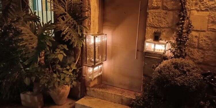 חנוכיות בשכונת נחלאות בירושלים