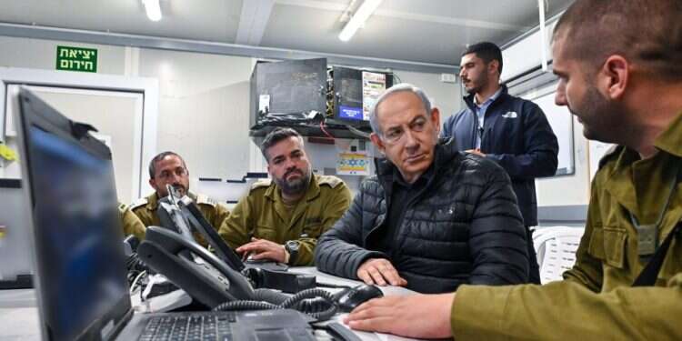 ראש הממשלה בנימין נתניהו במתקן החקירות של יחידה 504 ובמכלול 460 של חיל שריון. צילום: קובי גדעון, לע נתניהו, יום לפני ביקור היועץ האמריקני: "שום דבר לא יעצור אותנו"