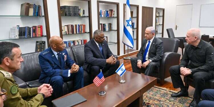 שר ההגנה האמריקני בארץ – הלחץ על ישראל מתגבר