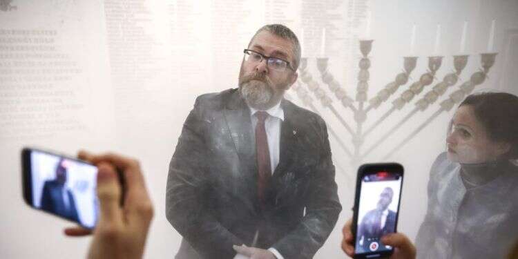 גז'גורז בראון לאחר שכיבה את החנוכייה בבניין הפרלמנט הפולני עם מטף. צילום: Beata Zawrzel/NurPhoto via Getty Images "היינו בהלם": בפולין הגיבו בתדהמה לכיבוי החנוכייה האלים בפרלמנט