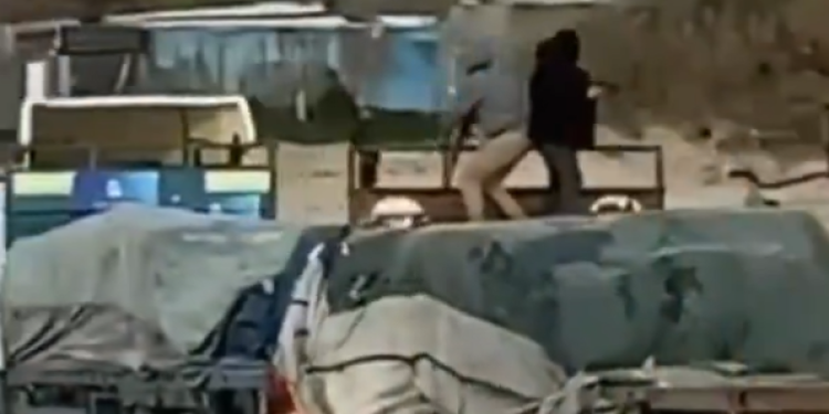 מחבלי חמאס משתלטים על משאיות הסיוע ההומניטרי הנכנסות לרצועת עזה צפו בתיעוד: מחבלי חמאס משתלטים על משאיות הסיוע ההומניטרי