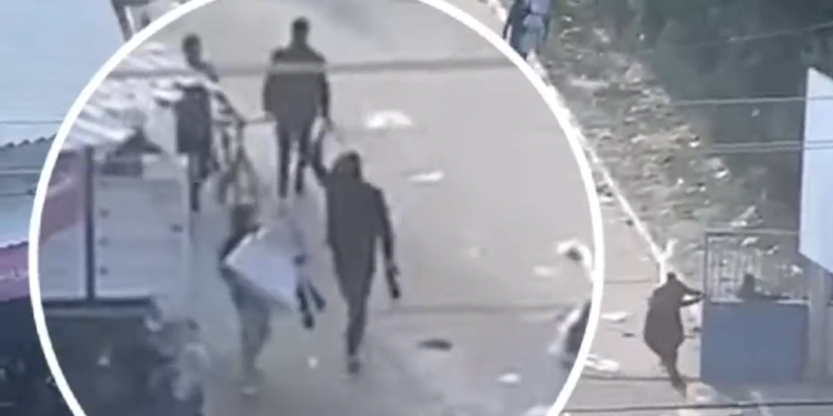 שוטרי חמאס יורים בתושבי עזה שמנסים לחלץ אוכל מהסיוע ההומניטרי שוטרי חמאס יורים בתושבי עזה שמנסים לחלץ אוכל מהסיוע ההומניטרי